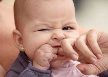 العض عند الأطفال.. أسبابه وعلاجه