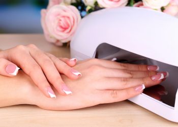 الأطباء يحذرون من إستعمال جهازUV للأظافر