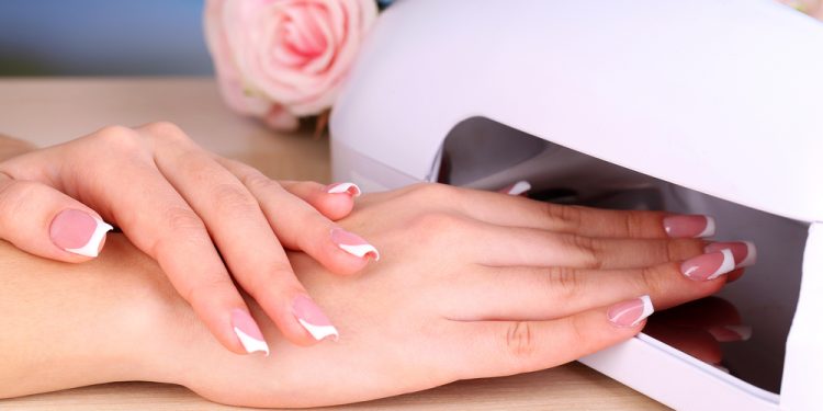 الأطباء يحذرون من إستعمال جهازUV للأظافر