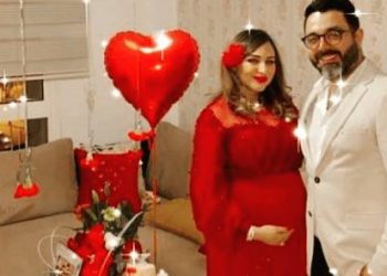 الفنان أحمد شوقي وزوجته هدى الرياحي
