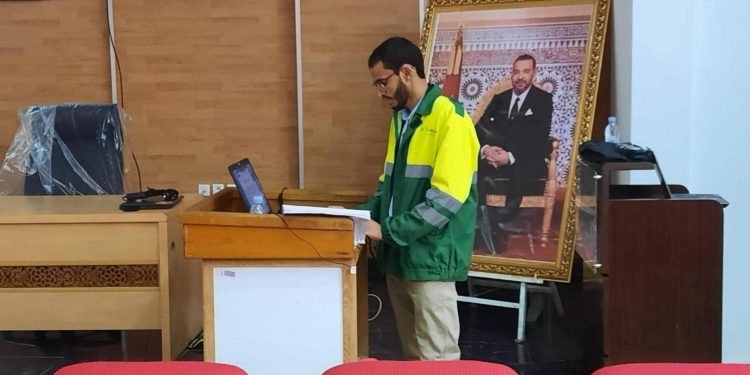 إشادة مغربية وأجنبية بالطالب الذي ناقش أطروحته بزي عمال النظافة