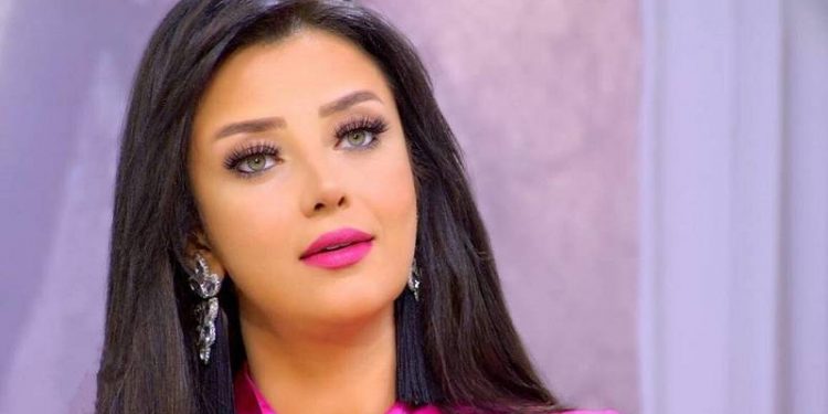 رضوى الشربيني تعود لبرنامجها “هي وبس”