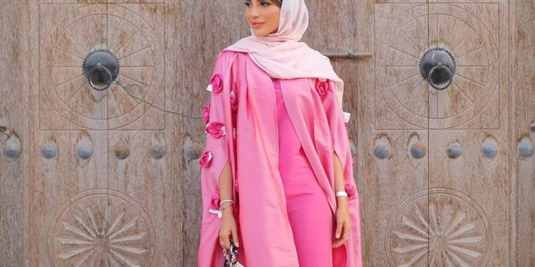 موديلات لعبايات راقية باللون الزهري لسنة 2021