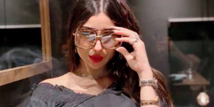 دنيا بطمة تتباهى بفحامة ساعة يدها وهذا سعرها