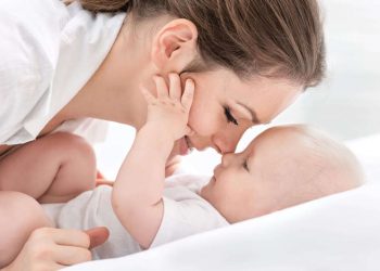 كيفية العناية بالأطفال حديثي الولادة