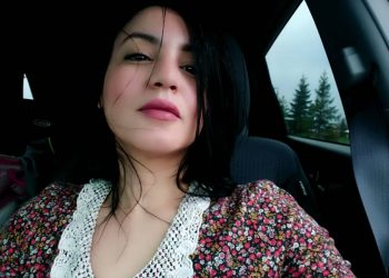 عكرود متضامنة مع الأساتذة: “ان أردتم أن تصيبوا شعبا في مقتل اهينوا مثله الأعلى”