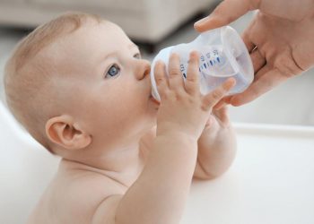 متى يبدأ الرضيع شرب الماء؟