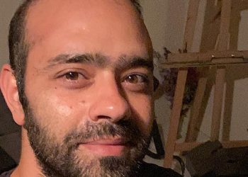بطل “سلمات ابو البنات” يحمل اطباء مسؤولية وفاة والدته بالسرطان