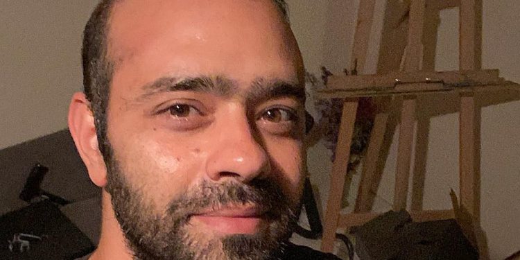 بطل “سلمات ابو البنات” يحمل اطباء مسؤولية وفاة والدته بالسرطان
