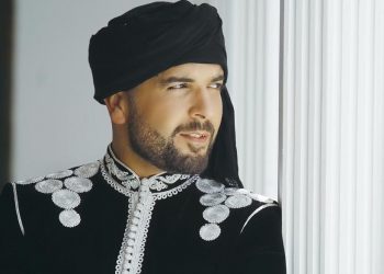 مغردون للدوزي : صوتك في تجويد  القرآن الكريم  احسن من صوتك في الغناء