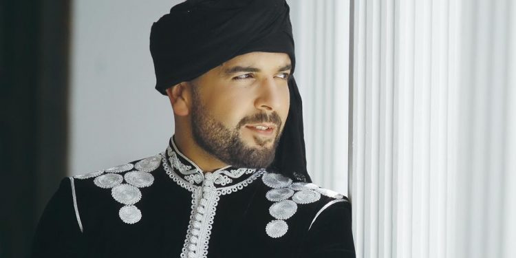 مغردون للدوزي : صوتك في تجويد القرآن الكريم احسن من صوتك في الغناء
