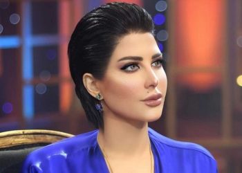 فنانة دفنت نفسها 20 دقيقة في التراب  لتجرب الموت