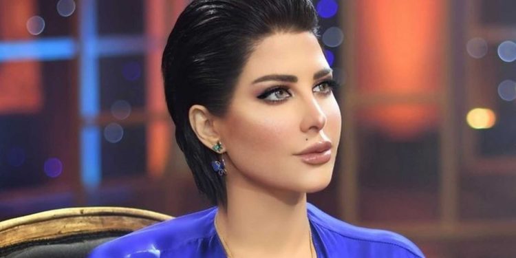 فنانة دفنت نفسها 20 دقيقة في التراب  لتجرب الموت