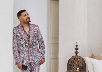 حاتم عمور يرد بطريقة ساخرة على منتقدي إطلالته (صور)