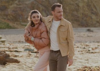 عدسات الكاميرا ترصد كرم بورسين وهاندا أرتشيل في المالديف.. هل هذا يؤكد وجود علاقة حب تجمعهما