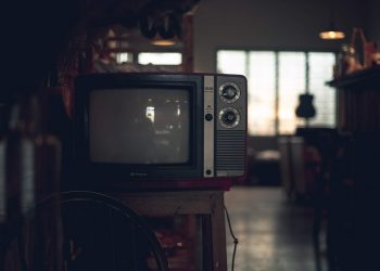 ماذا تنتظر من قنوات يتحكّم بها أُناس بلا خبرة ولا خيال ولا إلمام؟!