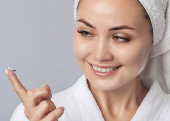 خطير.. ارتداء العدسات اللاصقة أثناء الاستحمام يؤدي إلى فقدان البصر