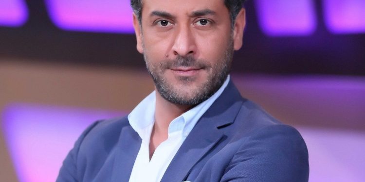 الممثل السوري عبد المنعم عمايري في ورطة بعد انتشار صورة له وهو شبه عاري (صورة)