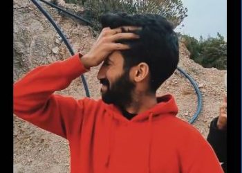 دموع وتأثر.. أصدقاء سيمو سدراتي يفاجؤونه بحفر بئر يحمل اسم والده الراحل (فيديو)