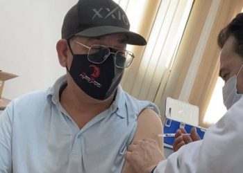 ادريس الروخ يتلقى الجرعة الأولى من اللقاح