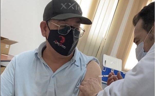 ادريس الروخ يتلقى الجرعة الأولى من اللقاح
