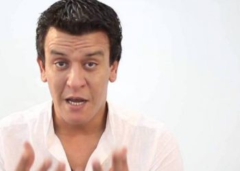 الإعلامي رشيد الإدريسي يتلقى الجرعة الأولى من اللقاح