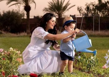 ينيس يشارك والدته سلمى رشيد في أغنيتها الجديدة