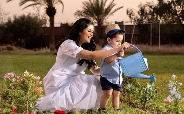 ينيس يشارك والدته سلمى رشيد في أغنيتها الجديدة