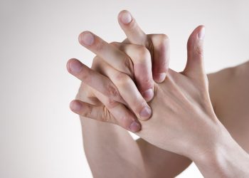 إليك أضرار طقطقة الأصابع