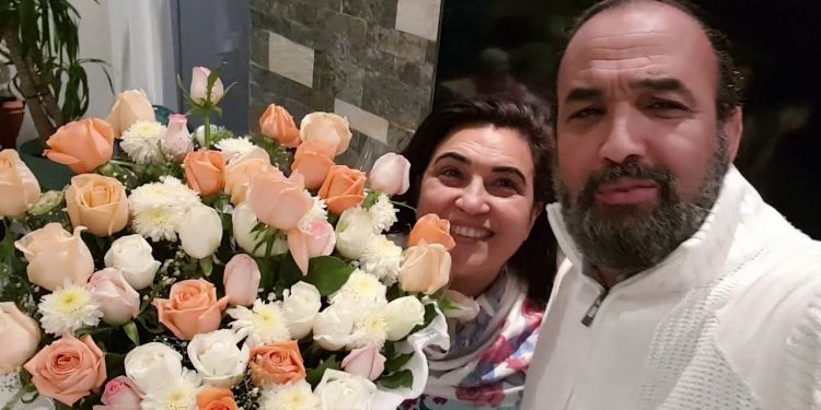 رشيد الوالي يشارك متابعيه خبر عودة زوجته للدراسة