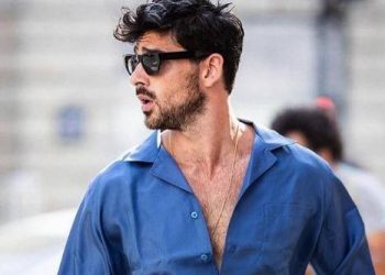 فنان عالمي يصدم جمهوره بإعلان مثليته