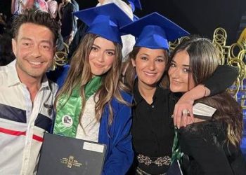 بكلمات مؤثرة.. أحمد زاهر يحتفل بتخرج ابنتيه (صور)