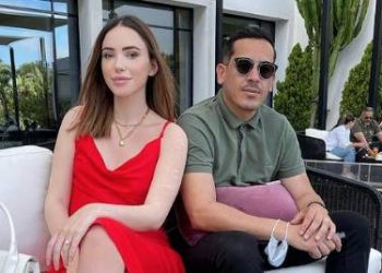 حاتم عضو فرقة “أش كاين” يزف لجمهوره خبر حمل زوجته
