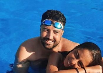 ابنة ابتسام بطمة في أول صورة رفقة أبيها ورواد مواقع التواصل يعلقون٠٠(صورة)