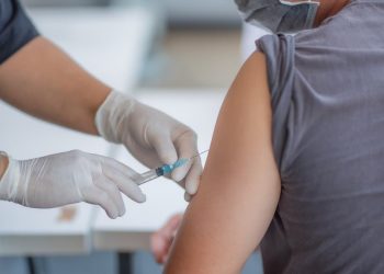 وزارة الصحة “كوفيد-19 “.. توسيع الفئة المستهدفة بالتلقيح لتشمل الفئة العمرية 20 سنة فما فوق