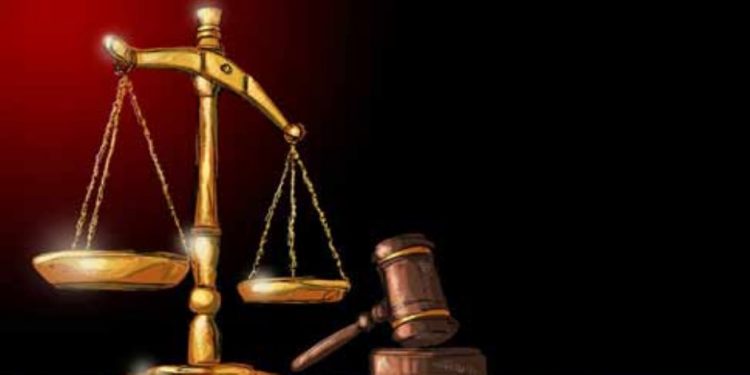معاون سابق للمغني آر كيلي أكد أنه رشا موظفا للزواج من آليا القاصرة