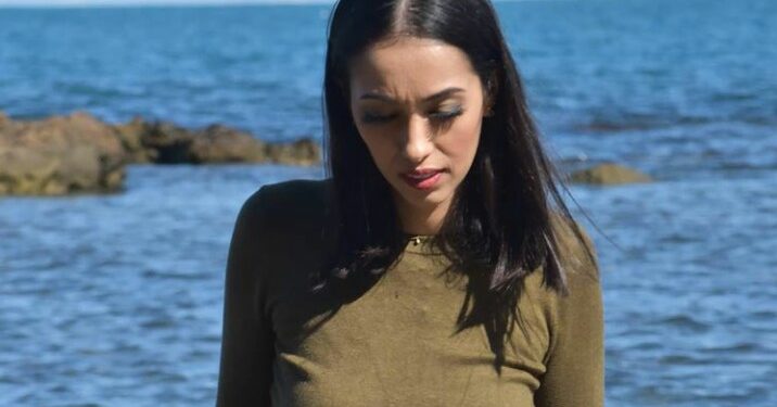 بالفيديو٠٠إعلامية مغربية تصاب بكورونا: “يلا جاتك كورونا غادي تكرفسك”