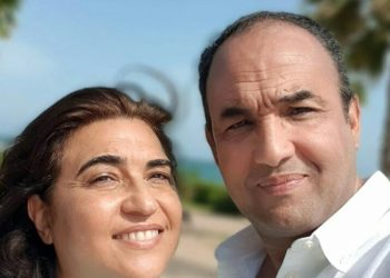 بطريقتهما الخاصة رشيد الوالي رفقة زوجته يحتفلان بخمسة وعشرون سنة على زواجهما (صورة)