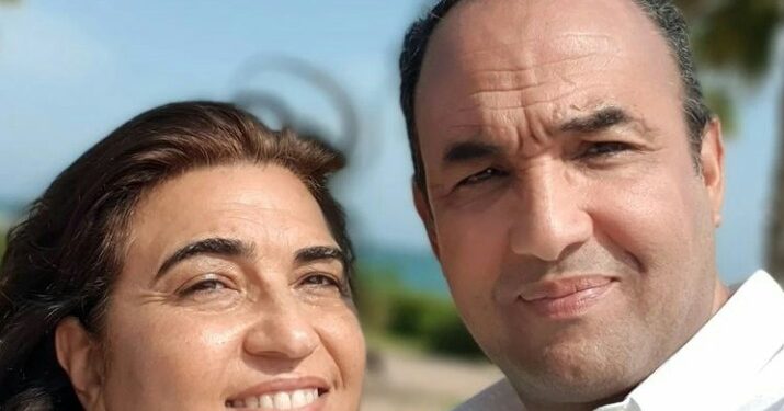 بطريقتهما الخاصة رشيد الوالي رفقة زوجته يحتفلان بخمسة وعشرون سنة على زواجهما (صورة)