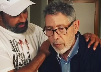 رشيد الوالي يكرم الفنان محمد عاطفي بطريقيته الخاصة (فيديو)