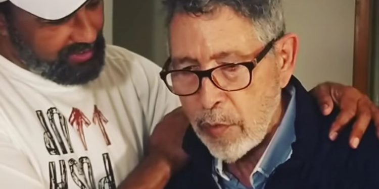 رشيد الوالي يكرم الفنان محمد عاطفي بطريقيته الخاصة (فيديو)