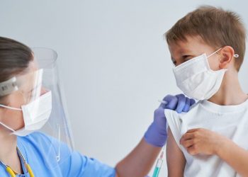 وزارة الصحة تعلن عن توسيع الفئة المستهدفة بالتلقيح ضد كوفيد-19 لتشمل البالغين 18 سنة فما فوق