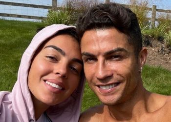 رونالدو يستمتع  مع جورجينا قبل بدء رحلته مع الشياطين