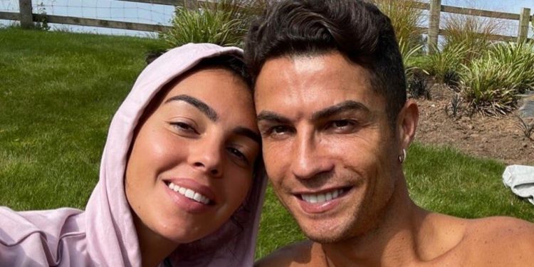 رونالدو يستمتع  مع جورجينا قبل بدء رحلته مع الشياطين