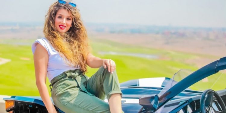 فنانة مغربية تعترف وتصدم متابعيها: ” كنت ديما كنمثل راسي فرحانة فوق الخشبة ولكن..”