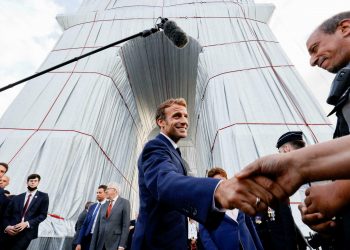 ماكرون يدشن قوس النصر المغلف