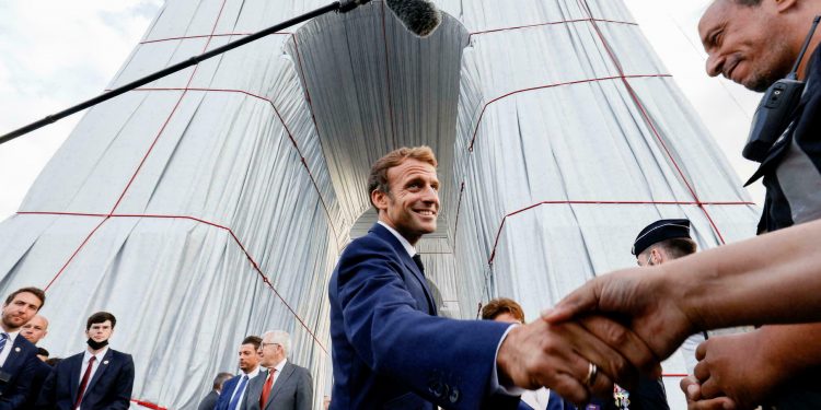 ماكرون يدشن قوس النصر المغلف