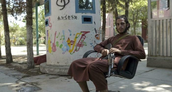 موسيقيون أفغان هربوا تاركين آلاتهم…بل روحهم