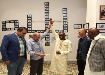 الفنان السينغالي ديان باباكار يحتفي باسم الجلالة في معرض للحروفية بفاس