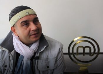 الشاف سيمو يظهر ابنه لأول مرة (صورة)